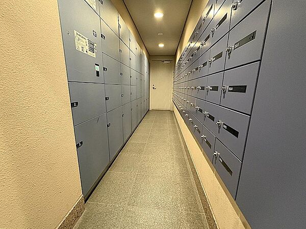 共用部不在時や非対面でも荷物を受け取れる便利な宅配ボックスを完備。普段のお買い物やネットショッピングも時間を気にせず快適に利用できます