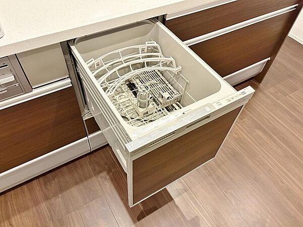 「ビルトインタイプ食器洗乾燥機」通常の手洗いでは使用出来ないほど高温のお湯や高圧水流を使うことにより汚れを効果的に落とすことができる。殺菌効果が非常に高く哺乳瓶などを使う家庭で需要が高く大変便利。