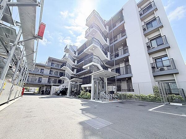 戸田市の立地に佇むマンション周辺は新しい住宅が立ち並ぶ綺麗な街並み。新生活をスタートさせる場所として住み心地を感じてみてください。