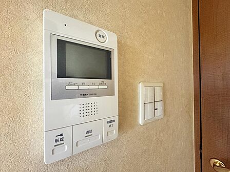 「見える安心」をカタチにしました。誰が来てもわかる様にモニター付きインターホンを設置。家事導線を考慮した個所に設置し、防犯性と利便性に優れ快適と安らぎを合わせた優しい設計。