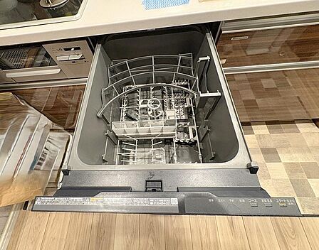 後片付けの手間を大幅に軽減してくれる、便利なビルトイン食洗機。手荒れの季節にも優しく、日々の家事時間をスマートに短縮できます。