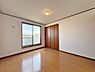 寝室：～2階　洋室7.0帖～お子様のお部屋としていかがでしょうか。家具の配置もしやすい形となっており、プライバシーも保たれるお部屋です。