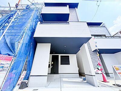 外観:~シンプル・ザ・ベスト~いつの時代もシンプルが1番。時代が変われど変わらないのは結局シンプルこそがベストだという事。このシンプルな外観が時が流れてもご家族をココチヨク住まわせてくれます。 外観:~シンプル・ザ・ベスト~いつの時代もシンプルが1番。時代が変われど変わらないのは結局シンプルこそがベストだという事。このシンプルな外観が時が流れてもご家族をココチヨク住まわせてくれます。