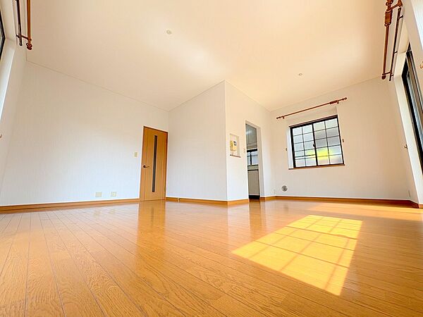 白を基調とした大きなリビング。複数の開口部と明るい床材で、開放感と居心地の良さが同居。
