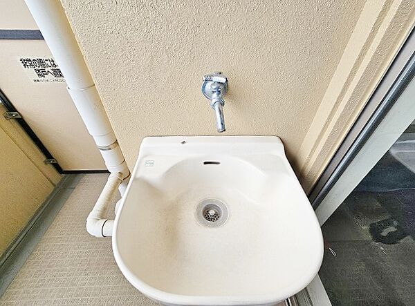 有ると便利なスロップシンク、泥の付いた靴などを洗いバルコニーに有るのでそのまま干すことが出来ますね♪