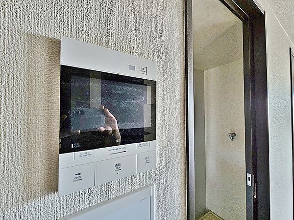 オートロック＆TVインターホン。来訪者を確認でき、防犯性、利便性が高く必須設備となっています。