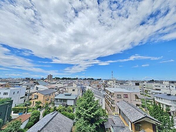 広々と横に広がったバルコニーは、日差しをこれでもかというくらい差し込んでくれます。お洗濯物を干しても、天気がいい日ならすぐ乾きそう。