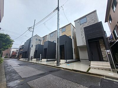 外観:右側1号棟からの全体外観。2025年9月初旬撮影。京浜東北線「西川口」駅徒歩12分。 外観:右側1号棟からの全体外観。2025年9月初旬撮影。京浜東北線「西川口」駅徒歩12分。