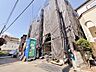 外観：全2棟の新築分譲住宅。3LDK＋納戸＋WIC＋車庫を備えた収納豊富な間取りが魅力です。雨の日も安心のビルトインガレージや室内物干しも標準装備。現地で日当たりや周辺環境をお確かめいただけます。