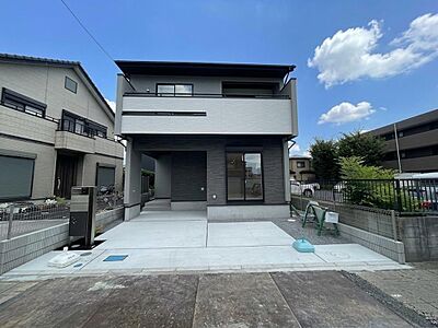 外観：「Cool facade」グレーとホワイトのスタイリッシュなツートンカラーが映えるモダンな外観。デザイン性と機能性を兼ね備えた魅力的な邸宅です。～長期優良住宅×太陽光発電～