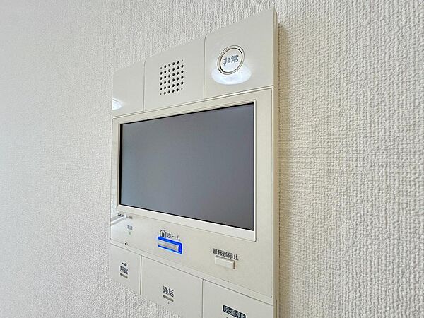 「見える安心」をカタチにしました。誰が来てもわかる様にモニター付きインターホンを設置。家事導線を考慮した個所に設置し、防犯性と利便性に優れ快適と安らぎを合わせた優しい設計。
