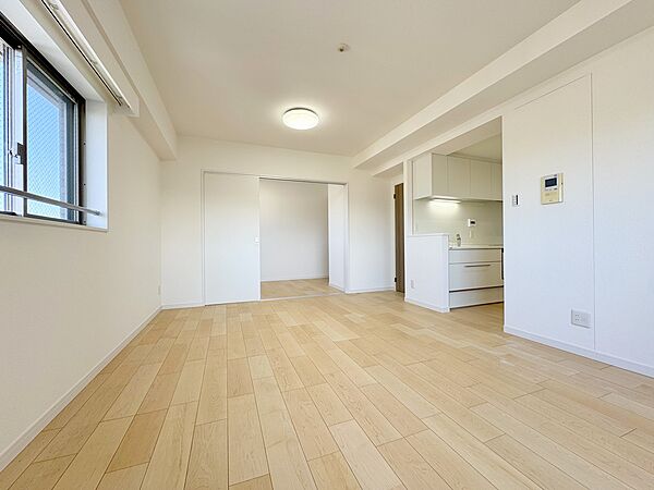 引き戸を開放することで、隣接する洋室と一体化した広大な空間が生まれます。ライフスタイルの変化に合わせて、リビングをさらに広く使ったり、個室として仕切ったりと自由自在です。