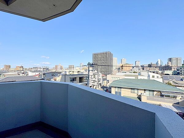 北側にも遮る建物がなく、遠くまで見渡せる開放的な眺望が広がります。視界を遮られないため、室内にいながら抜けるような青空を存分に堪能でき、日々の暮らしに心地よいゆとりを与えてくれます。