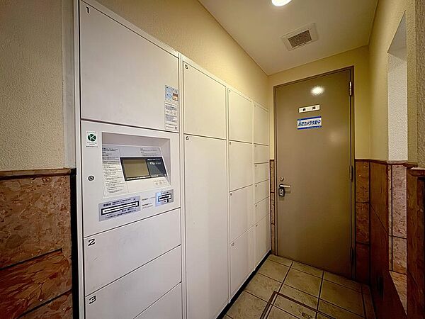 留守でも荷物が受け取れるため、共働きで昼間の宅配物の受け取りが困難な世帯や、インターネットショッピング等の通信販売をよく利用する人にニーズが高まっている。