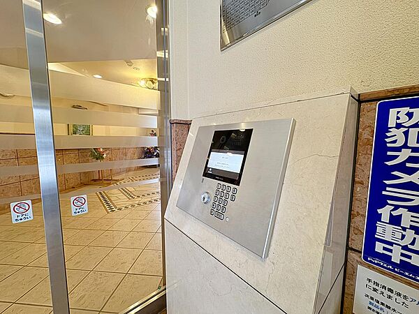 誰が来てもわかる様にモニター付きインターホンを設置。家事導線を考慮した個所に設置し、防犯性と利便性に優れ快適と安らぎを合わせた優しい設計。