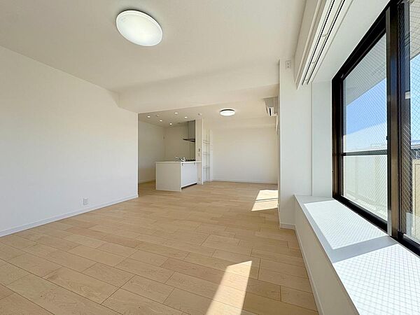 LDKは約20帖もの圧倒的なスケールを確保しました。大きな掃き出し窓から注ぐ豊かな陽光が、開放感をさらに引き立てます。大型家具も自由に配置でき、家族全員がゆったりと寛げる住まいの主役です。