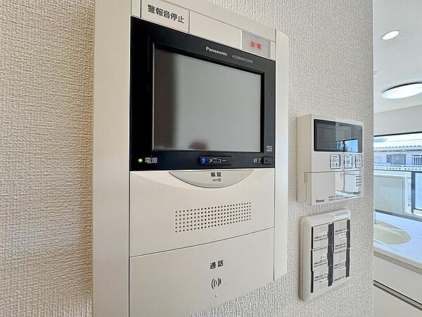 「見える安心」をカタチにしました。誰が来てもわかる様にモニター付きインターホンを設置。家事導線を考慮した個所に設置し、防犯性と利便性に優れ快適と安らぎを合わせた優しい設計。