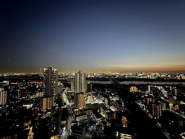 高層階ならではのダイナミックな夜景が、日々の疲れを優しく癒してくれます。遠くまで見渡せる街の灯りと、静かに流れる川のコントラストは、この場所でしか味わえない唯一無二の贅沢です。