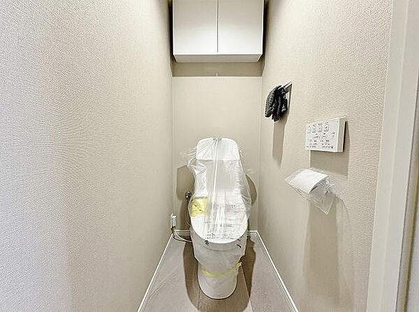 毎日使う場所だからこそ、清潔感と機能性を重視しました。温水洗浄便座や収納も備わり、ご家族みんなが快適に利用できるトイレです。