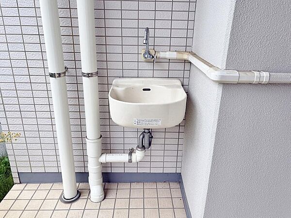バルコニーにはスロップシンクが設置されているので、掃除や靴やぞうきんの洗い場として便利です。