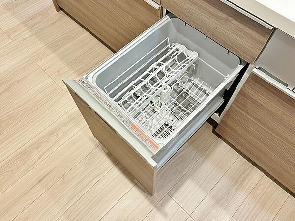 「ビルトインタイプ食器洗乾燥機」通常の手洗いでは使用出来ないほど高温のお湯や高圧水流を使うことにより汚れを効果的に落とすことができる。殺菌効果が非常に高く哺乳瓶などを使う家庭で需要が高く大変便利。
