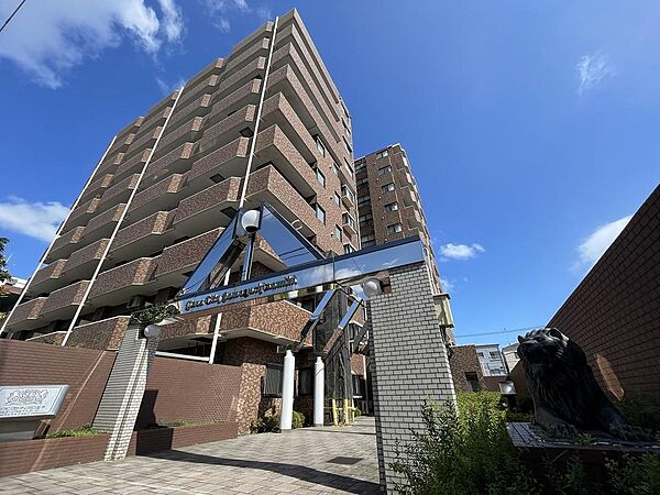落ち着いたブラウンのタイル美が際立つ、重厚感と気品溢れるマンション。開放的なアプローチと高級感あるエントランスゲートが、毎日の暮らしに誇りと安心感を与えます。