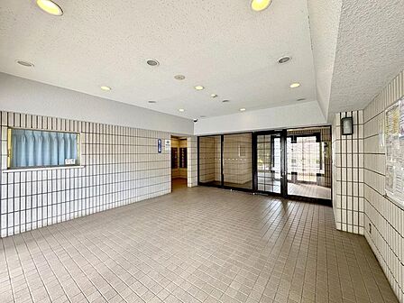 オートロック完備のエントランスが住まいの安心を守ります。3方道路の開放的な立地と歩車分離動線で安全性も高水準。周辺環境も整った、心地よく暮らせる住環境です。