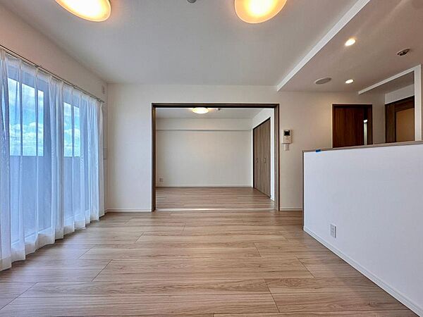 住まいの中心であるキッチンとリビングダイニングは日々のアクセス動線の中で頻繁に出入りする場所なので、広々と明るい空間が広がっている方が望ましいです、実際にご覧頂きご確認下さい。