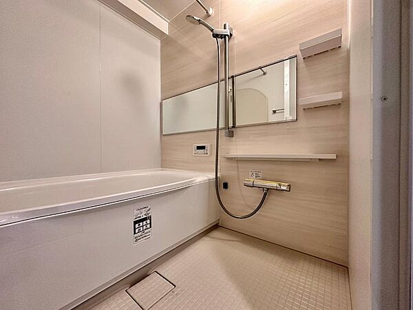 一日の疲れを癒してくれる場所ですので、空間自体も落ち着きのあるカラーで纏めて、全体的にゆったりとした雰囲気を演出しております。お子様と一緒に入浴頂ける十分な広さもございます。