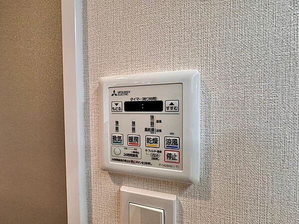 雨の日のお洗濯の強い味方浴室乾燥機。暖房機能も備えており冬場のヒートショック対策にもなります。