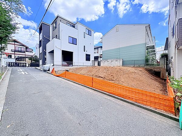 小・中学校近く、買物施設も充実し住環境良好。