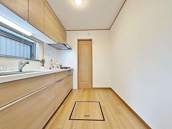 洗練されたデザインのシステムキッチンは、シンク、コンロ、調理台が揃い、家事効率もアップです。明るい空間で、お子様と一緒に料理の準備をするなど、家族の会話が弾むことでしょう。
