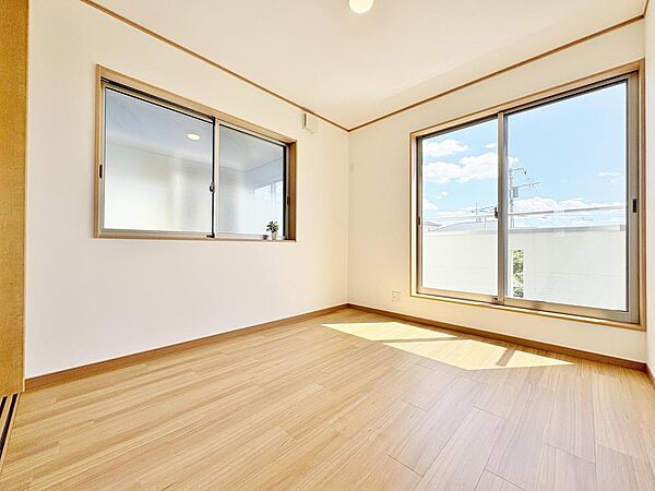 「洋室5.5帖」陽光が降り注ぐ5.5帖の洋室は、お子様の成長に合わせた使い方が可能です。明るい木目調のフローリングが、家族の毎日を優しく彩るプライベート空間です。