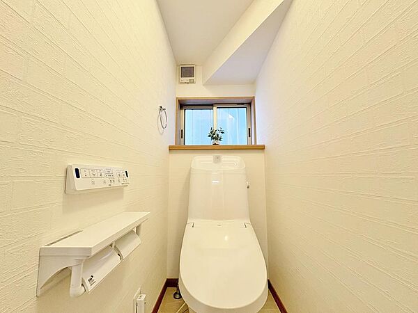 明るい窓と換気扇で、いつも清潔に保てるトイレ空間。快適な温水洗浄便座付きで、家族みんなが安心して使えます。