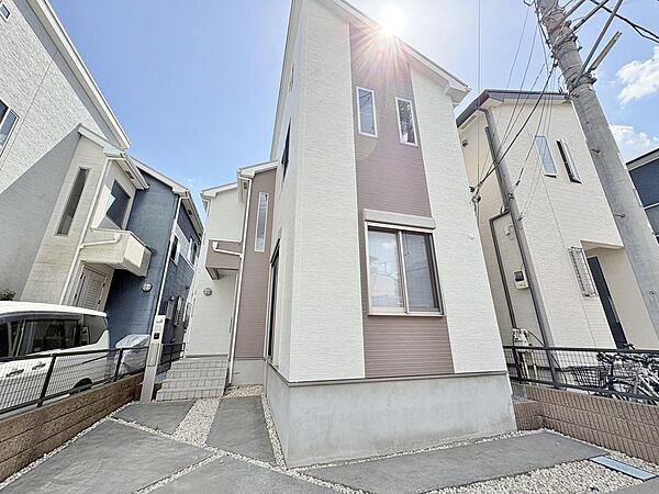 太陽の光が降り注ぐ、明るく開放的な外観が魅力です。洗練されたツートンカラーのデザインは、ご家族の笑顔が映える素敵な毎日を演出します。