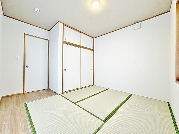 「和室4.5畳」心安らぐ4.5帖の和室は、お子様の遊び場やゲストルームとして多目的に活躍します。豊富な収納で、家族の思い出も大切にしまえる、和の空間です。