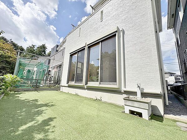 新居にお庭を持つ。そんな贅沢が実現出来ます。太陽を感じ、家庭菜園や植栽を育てるのに適したお庭はこれからの生活に緑という癒しを与えてくれます。