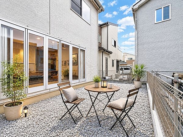 ガーデニングやBBQ、お子様のプール遊びなど多彩に活用できる広いお庭。周囲からの視線は気にならないプライベートな時間を楽しめる。※家具や雑貨、空色等生成AIで編集してます。