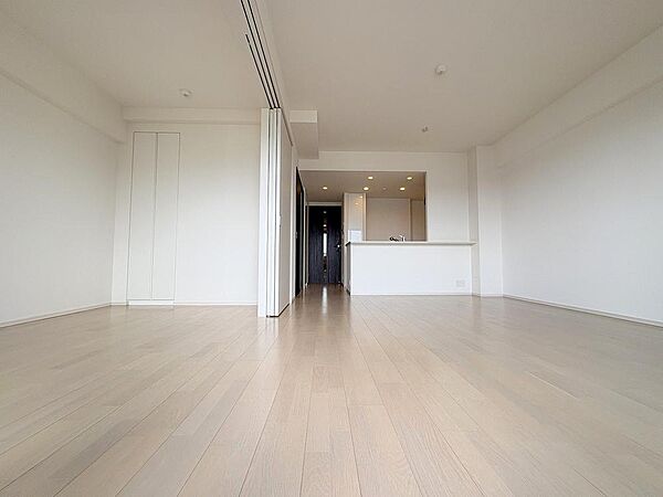 壁面が広く取られているため大型家具もスマートに納まる開放的リビング。白でまとめられた内装が光を優しく反射し、いつでも明るく快適な空気感に満たされる魅力の室内環境です。