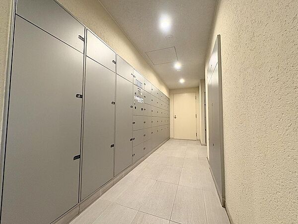 不在時でも24時間いつでも荷物を受け取れる、便利な大型宅配ボックスを完備。ネットショッピングやお出かけが多いご家庭の強い味方で、再配達の手間を省き快適な暮らしをしっかりサポートします。