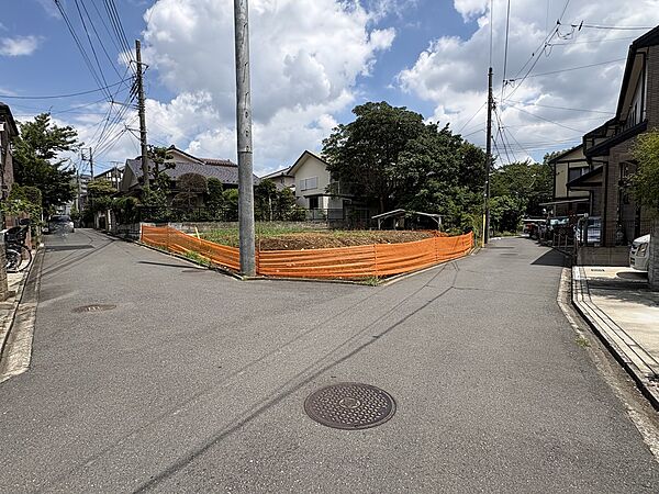 見沼小学校まで徒歩3分でお子様安心です。