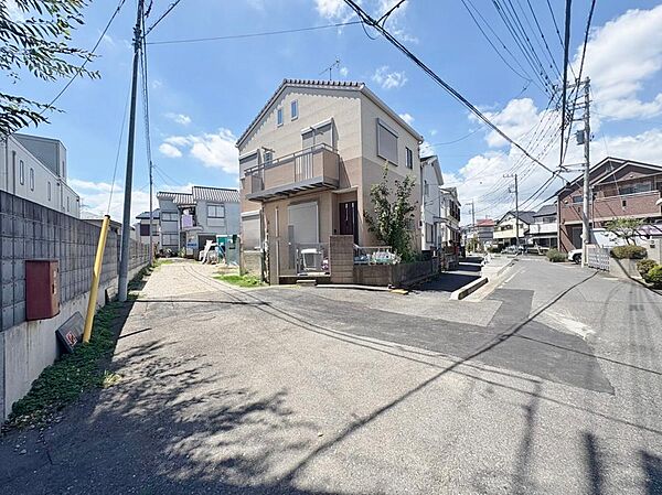 歩道の整備された道から入る安心の立地。交通量も少なく、運転が苦手な方でも安心して駐車いただけます。