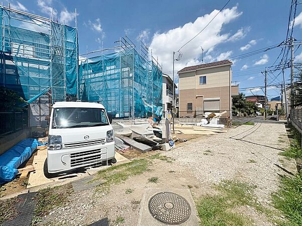 「草加市の立地に佇む邸宅」周辺は新しい住宅が立ち並ぶ綺麗な街並み。新生活をスタートさせる場所として住み心地を感じてみてください。