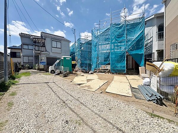 洗練されたデザインが目を引く、明るい陽光が降り注ぐ住まい。広々としたカースペースは、家族の車を停めるのに便利で、お子様の送り迎えもスムーズです。