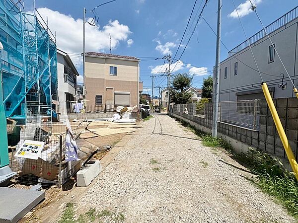 前面道路は4ｍ確保されており、草加市に採納予定となっております。
