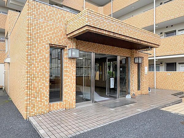 周辺には商業施設や生活利便施設が充実しており、買物もしやすく快適で暮らしやすい住環境が整っています。
