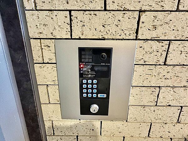 当マンションエントランスには、防犯対策の「オートロック」を採用。マンション住人以外の侵入を防ぐために設置しました。お子様がいらっしゃるご家庭にも安心の設備です。