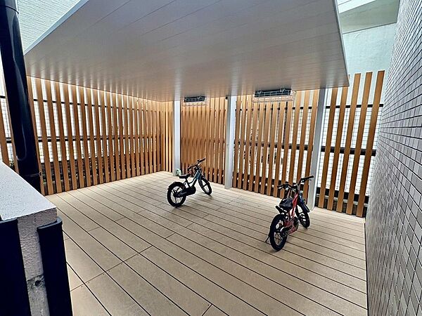 忙しく過ぎゆく日常を置き去るほど、ゆったりした時間が流れる住環境です。「快適」は「家」と「街」と「環境」が調和した時に訪れるのだと改めて感じさせてくれます。