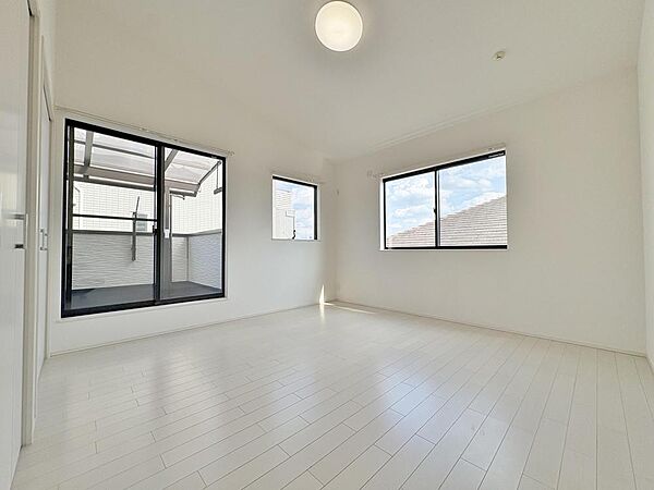 「洋室8帖」天井が高く、南向きの窓から陽光が降り注ぐ、明るい洋室です。