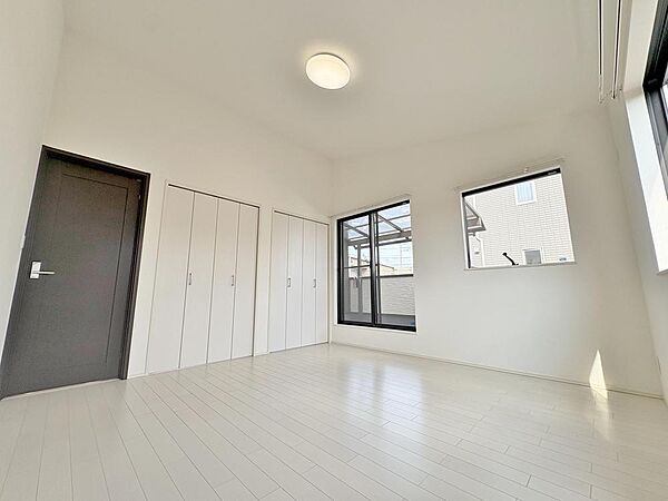 「洋室8帖」バルコニーに面したお部屋。ダブルクローゼット付です。
